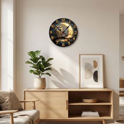 horloge murale au dessus dune armoire