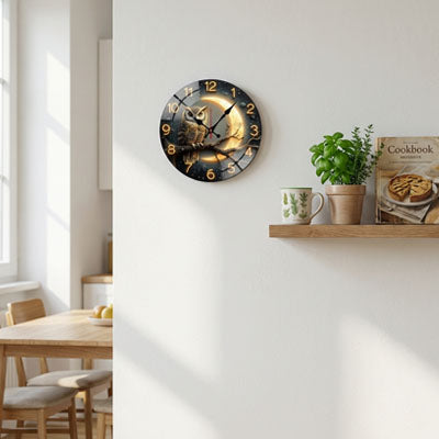 horloge murale en bois decoratif pres dune-etagere en bois