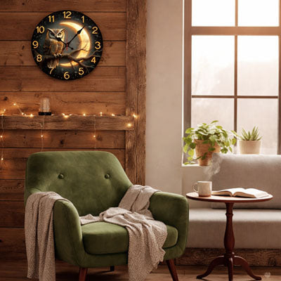 horloge murale sur un mur en bois