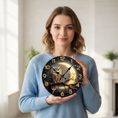 une femme tenant une horloge murale